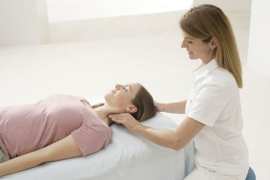 Osteopathin Petra Eger bei der Behandlung einer Patientin.